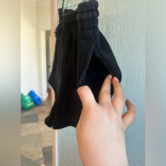 TNA (Aritzia) Cozy Fleece Boyfriend Sweatshorts - Picture 4 of 10